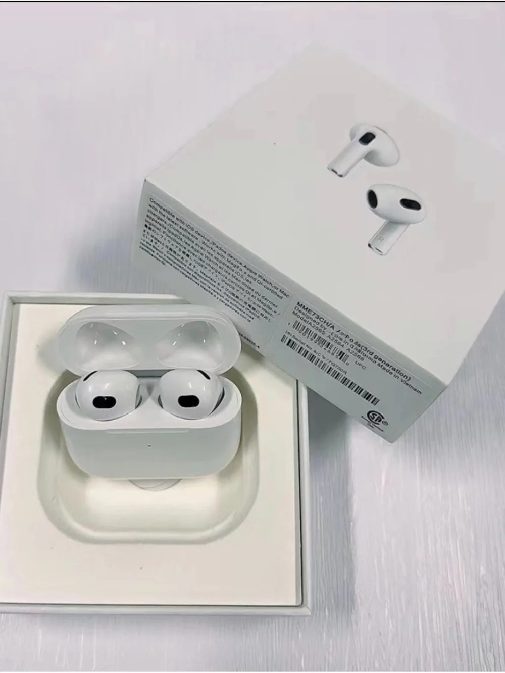 Apple White Wireless Earbuds with Charging Case